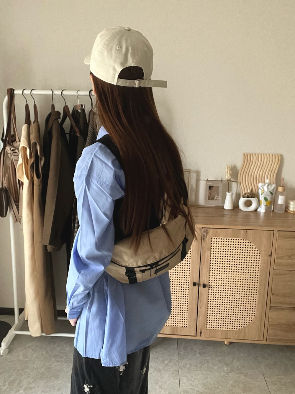 ブルー系のシャツ/ブラウス、グレー系のスカート、その他のショルダーバッグを着用したレディースの秋コーディネートの5枚目の写真