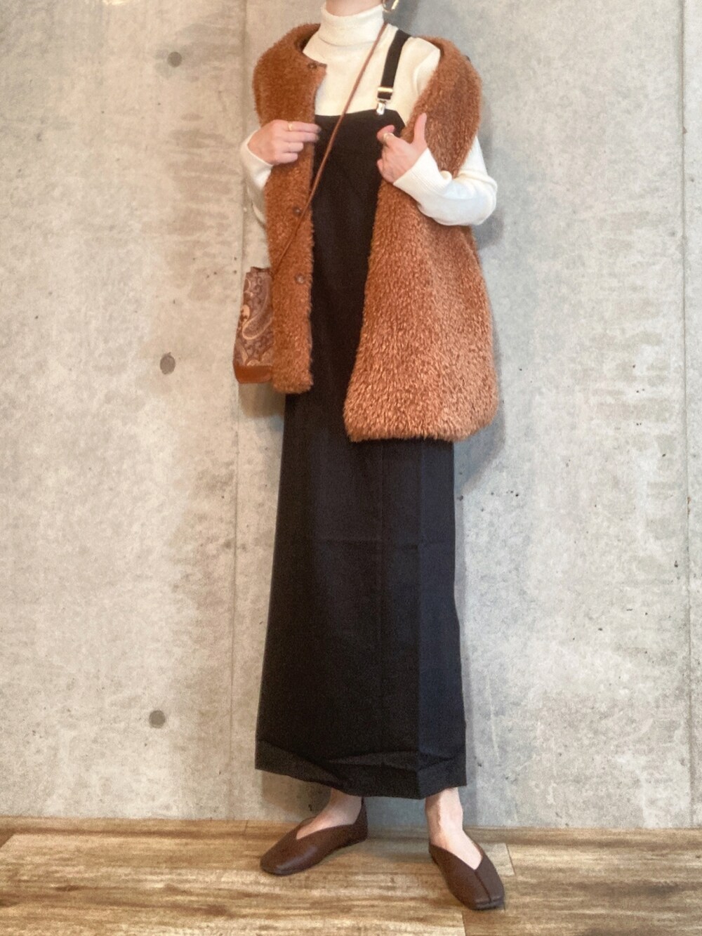 ホワイト系のニット/セーター、ブラック系のワンピース、ブラウン系のショルダーバッグを着用したレディースの秋コーディネートの2枚目の写真