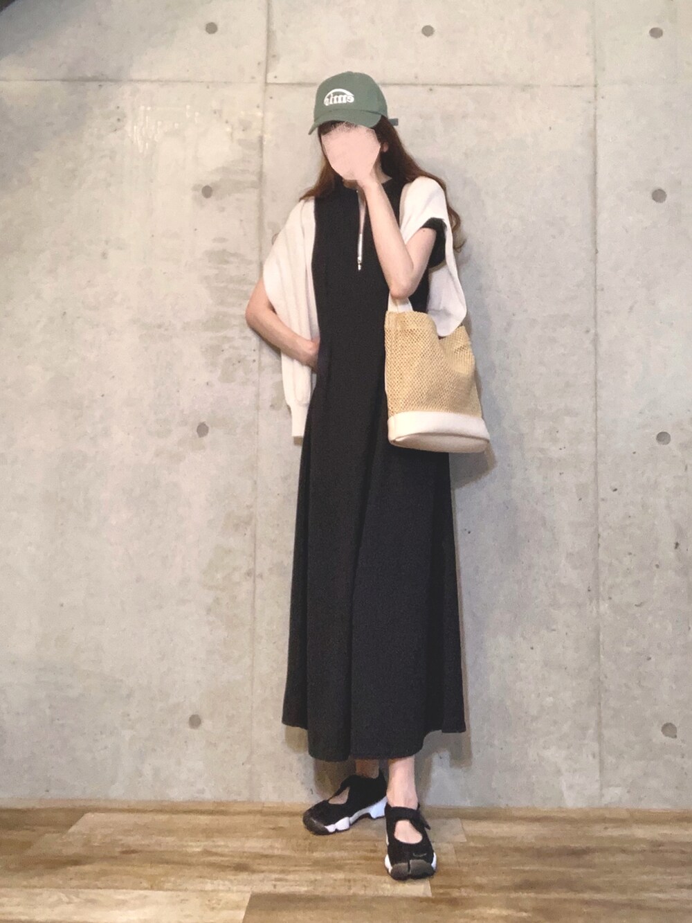 ブラック系のワンピース、ホワイト系のハンドバッグ、ホワイト系のカーディガン/ボレロを着用したレディースの夏コーディネートの3枚目の写真