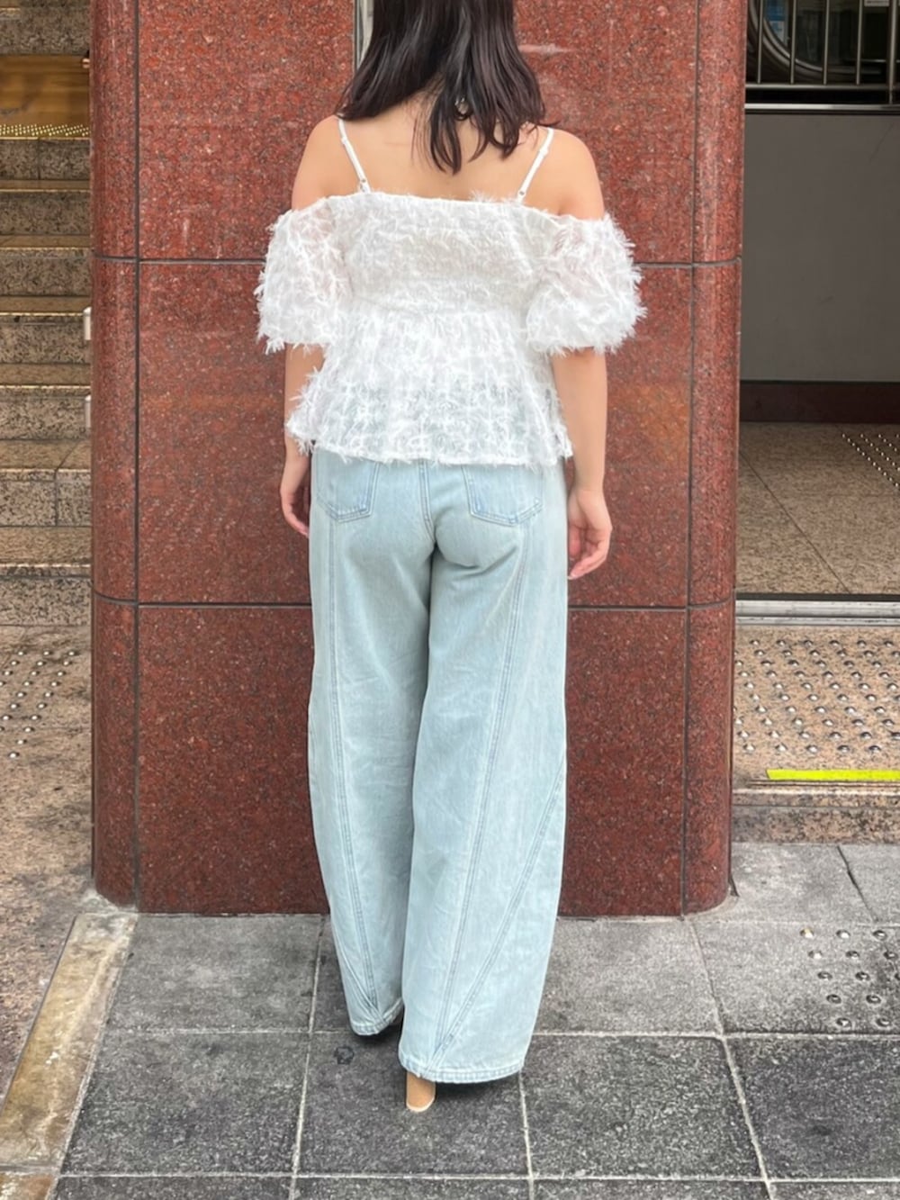 ホワイト系のシャツ/ブラウス、ブルー系のデニムパンツ、ホワイト系のサンダルを着用したレディースの夏コーディネートの4枚目の写真