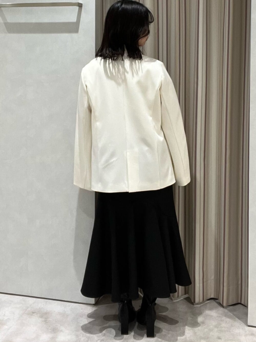 ブラック系のブーツ、ホワイト系のシャツ/ブラウス、ブラック系のスカートを着用したレディースの春コーディネートの4枚目の写真