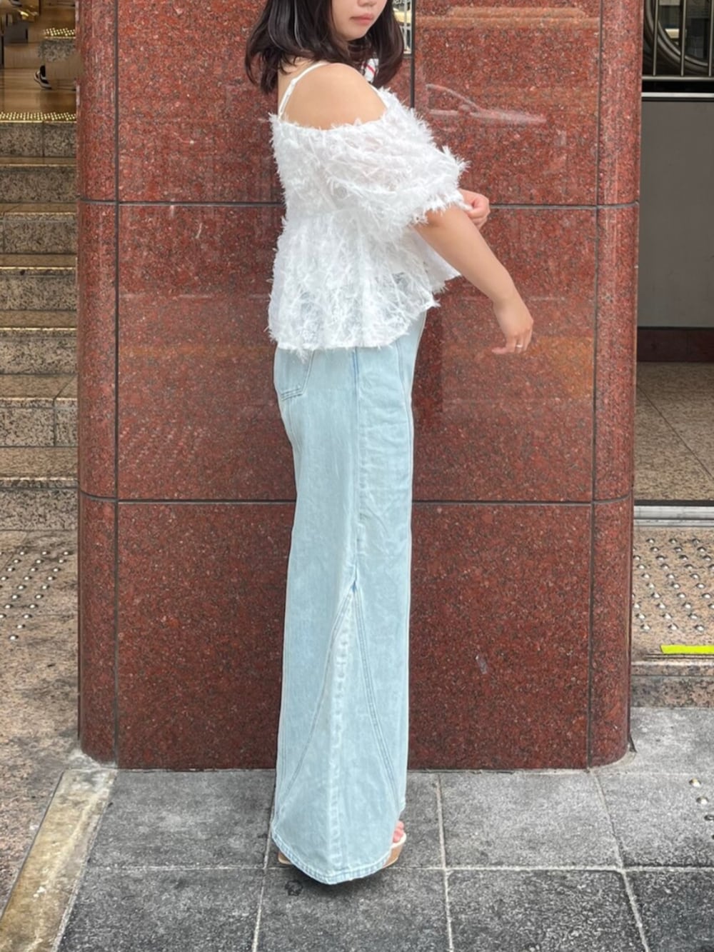 ホワイト系のシャツ/ブラウス、ブルー系のデニムパンツ、ホワイト系のサンダルを着用したレディースの夏コーディネートの3枚目の写真
