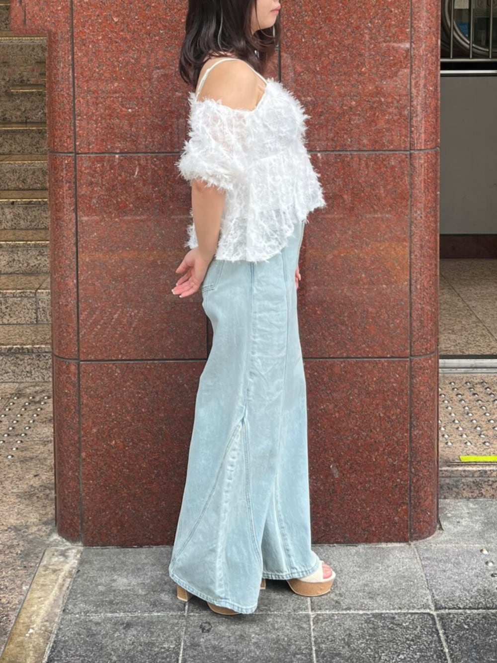 ホワイト系のシャツ/ブラウス、ブルー系のデニムパンツ、ホワイト系のサンダルを着用したレディースの夏コーディネートの2枚目の写真