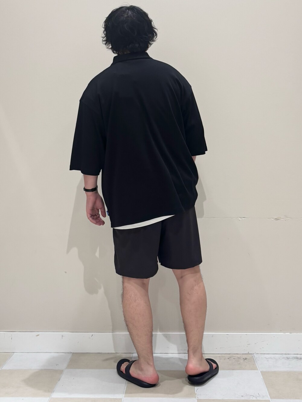 ブルー系のその他パンツ、ブラック系のサンダル、ブラック系のポロシャツを着用したメンズの夏コーディネートの3枚目の写真