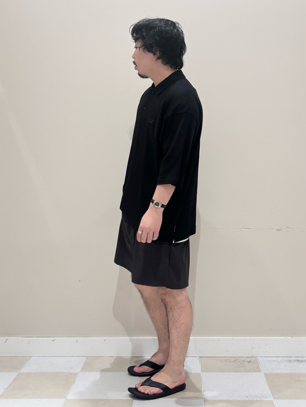 ブルー系のその他パンツ、ブラック系のサンダル、ブラック系のポロシャツを着用したメンズの夏コーディネートの2枚目の写真
