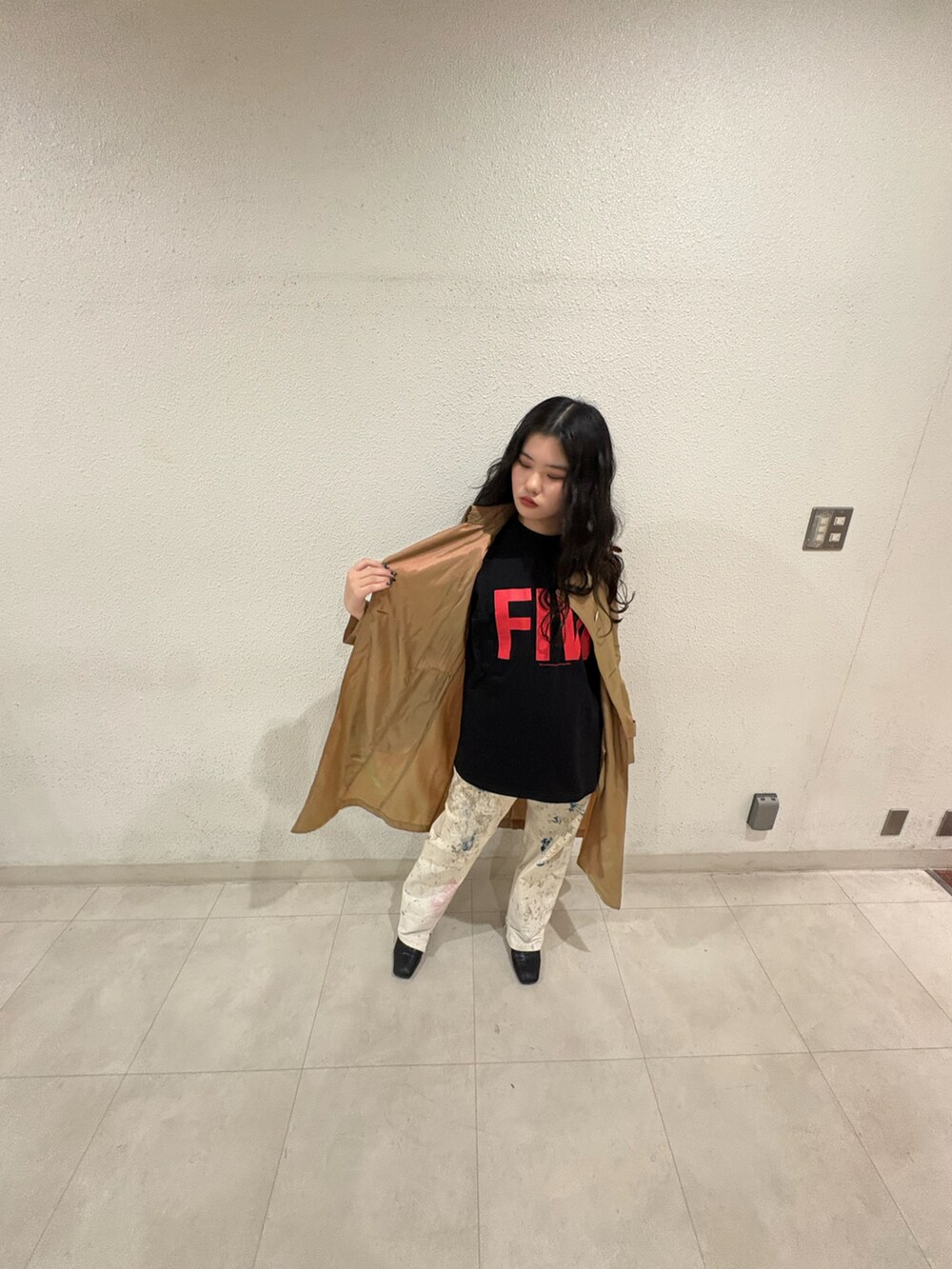 ブラック系のTシャツ/カットソー、ブラック系のブーツを着用したレディースの春コーディネートの2枚目の写真