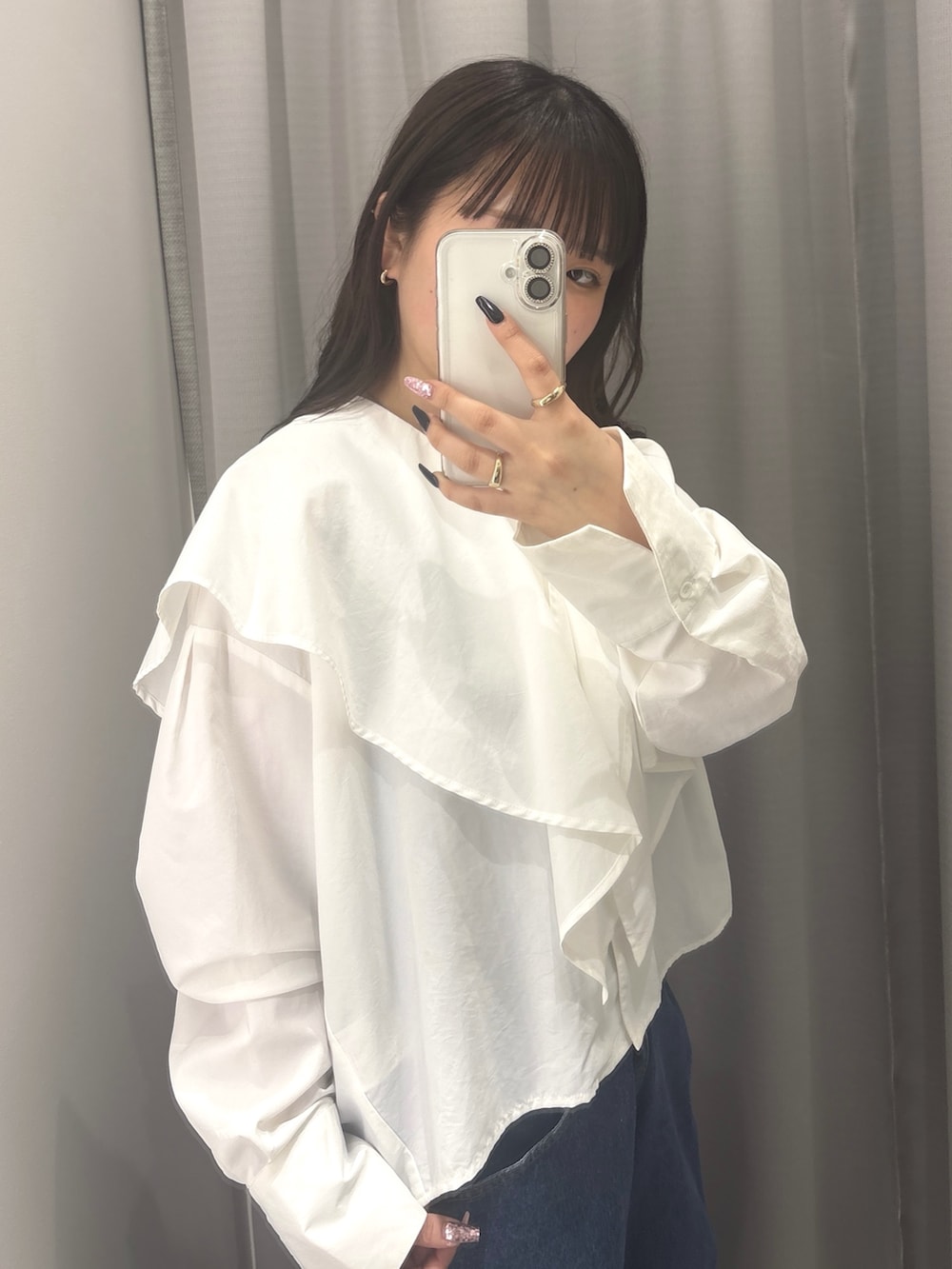 ホワイト系のシャツ/ブラウス、ブルー系のデニムパンツを着用したレディースの春コーディネートの3枚目の写真