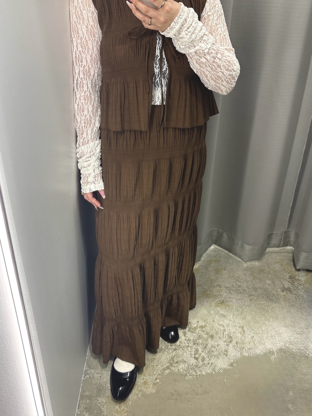 ブラウン系のセットアップ、ホワイト系のTシャツ/カットソー、ブラック系のローファーを着用したレディースの春コーディネートの3枚目の写真