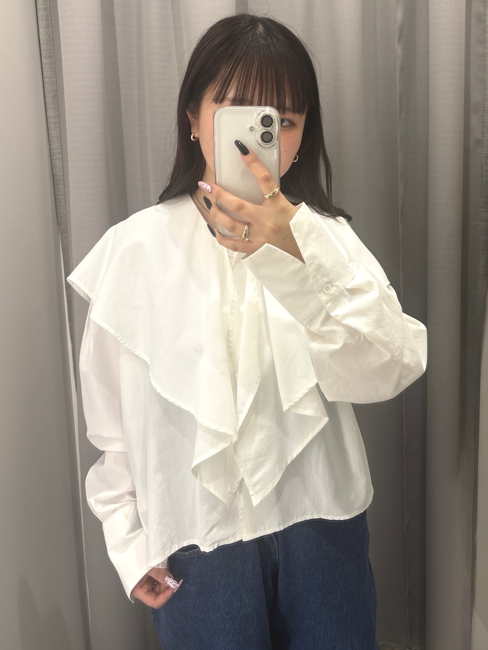 ホワイト系のシャツ/ブラウス、ブルー系のデニムパンツを着用したレディースの春コーディネートの2枚目の写真