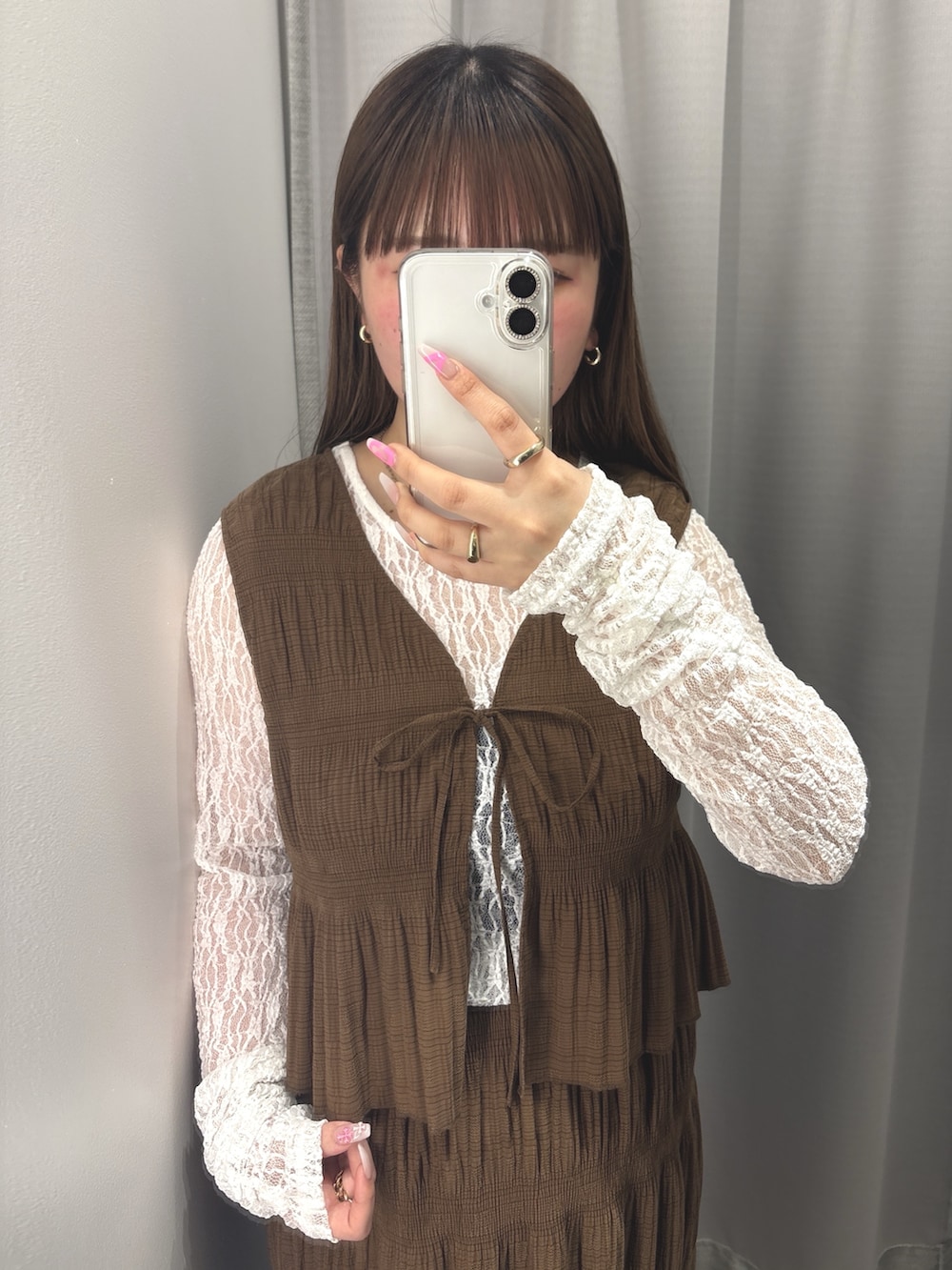 ブラウン系のセットアップ、ホワイト系のTシャツ/カットソー、ブラック系のローファーを着用したレディースの春コーディネートの2枚目の写真