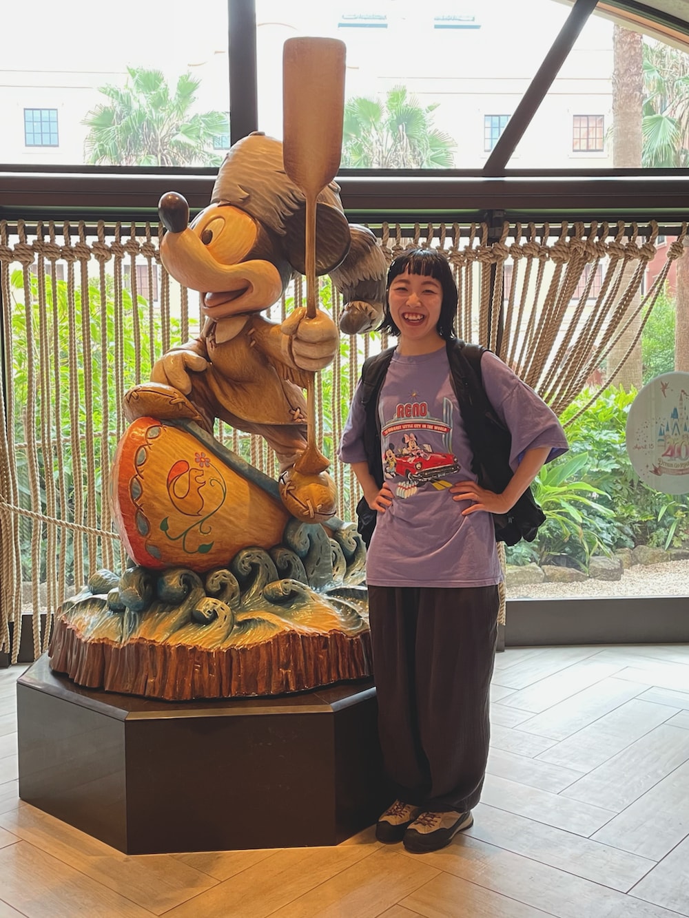 ブラック系のその他パンツ、ブラック系のベストを着用したレディースの秋コーディネートの2枚目の写真