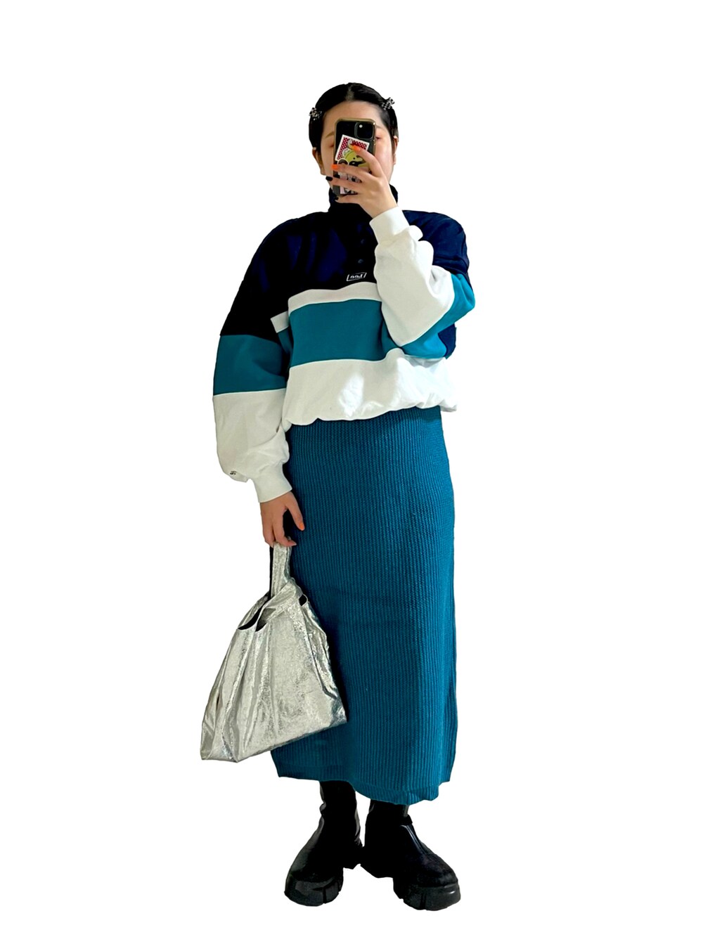 シルバー系のハンドバッグ、ブルー系のワンピース/ドレス、ブルー系のスウェットを着用したレディースの冬コーディネートの2枚目の写真