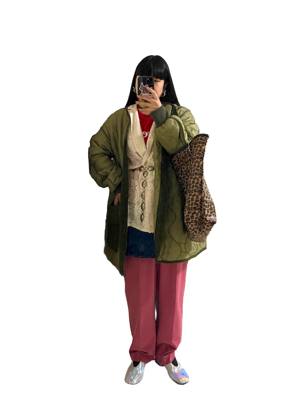 ピンク系のスラックス、シルバー系のパンプス、ブルー系のデニムジャケットを着用したレディースの冬コーディネートの2枚目の写真