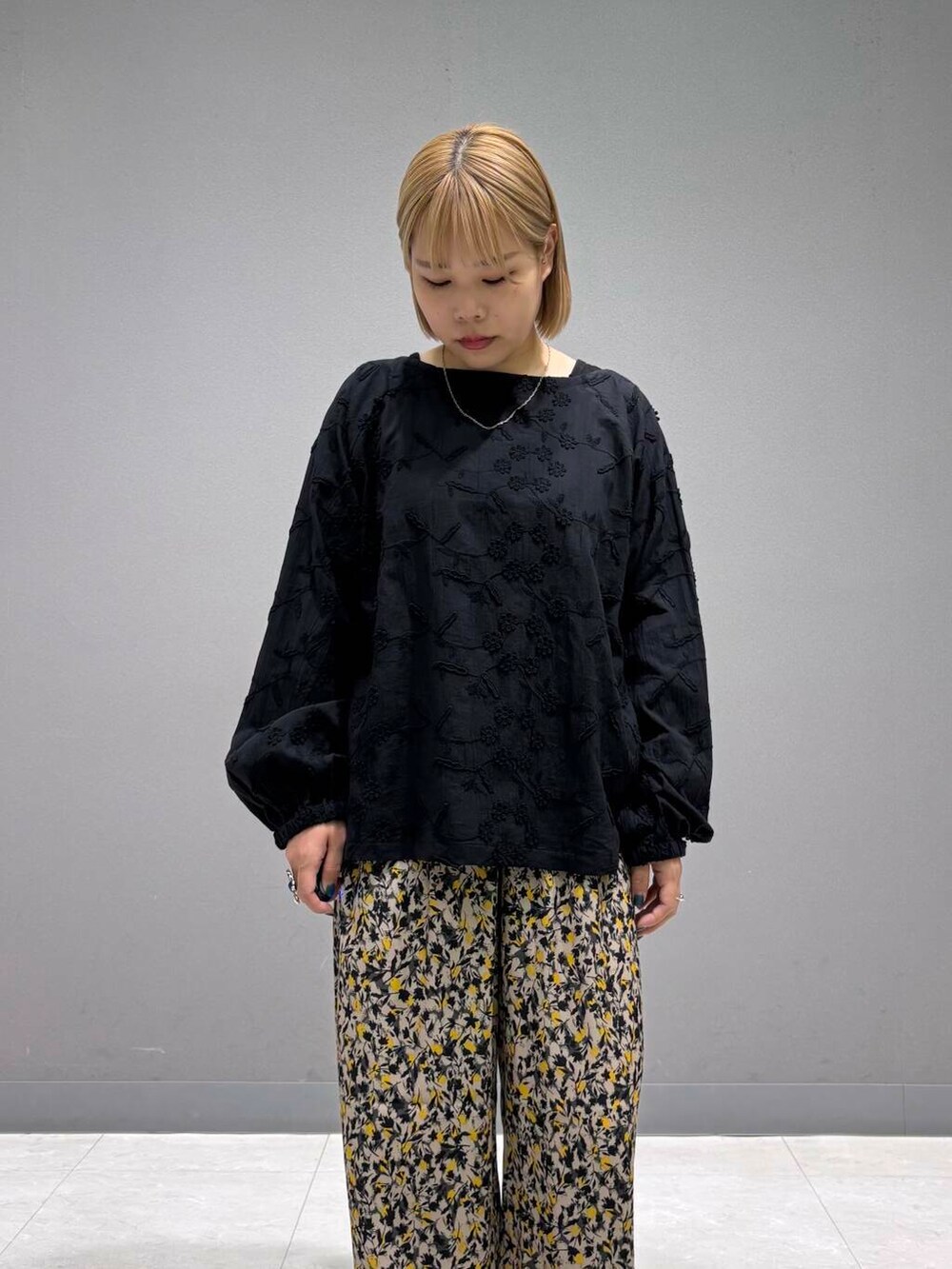 「ママコーデ、ブラウス、フラワープリント、アーバンリサーチドアーズ、doors、低身長コーデ、刺繍ブラウス、30代、柄物、ブルベ夏、骨格ストレート、プリントイージーパンツ、冷感接触、骨スト×低身長、洒落見えイージーパンツ×サンダル」｜「SMELLYのSMELLY so’　cable chain  necklace（ネックレス、シルバー系）」を使った、louisさん（レディース・153cm）の夏コーディネートの5枚目の写真