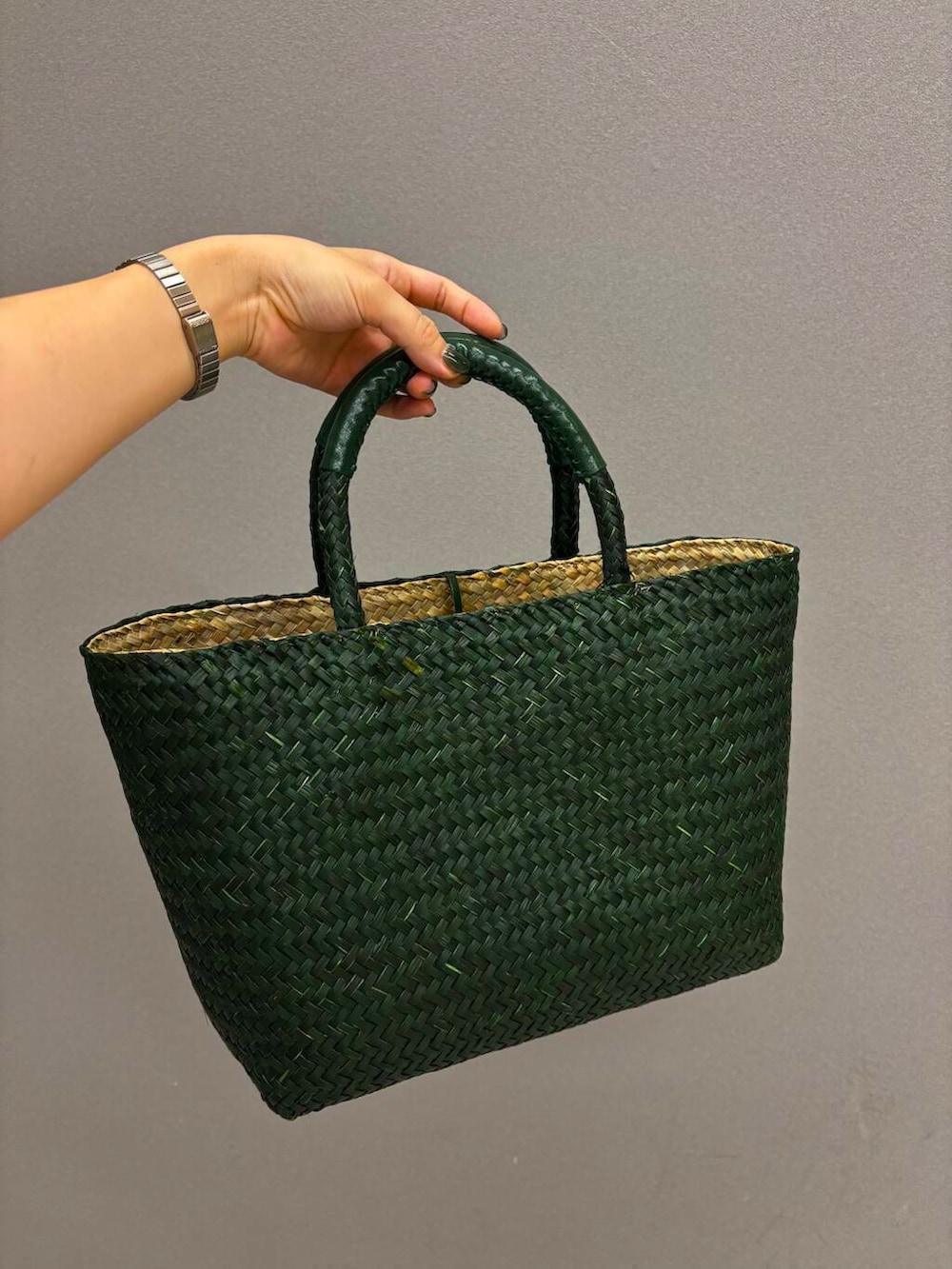 ホワイト系のキャミソール、グレー系のTシャツ/カットソー、ホワイト系のネックレスを着用したレディースの夏コーディネートの7枚目の写真