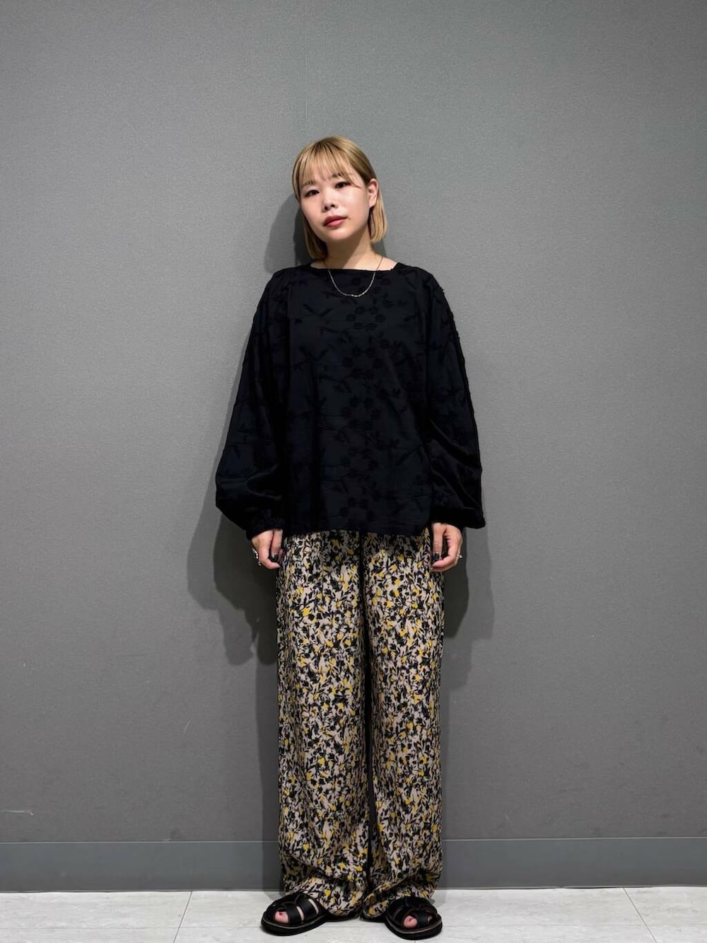 「ママコーデ、ブラウス、フラワープリント、アーバンリサーチドアーズ、doors、低身長コーデ、刺繍ブラウス、30代、柄物、ブルベ夏、骨格ストレート、プリントイージーパンツ、冷感接触、骨スト×低身長、洒落見えイージーパンツ×サンダル」｜「SMELLYのSMELLY so’　cable chain  necklace（ネックレス、シルバー系）」を使った、louisさん（レディース・153cm）の夏コーディネートの2枚目の写真