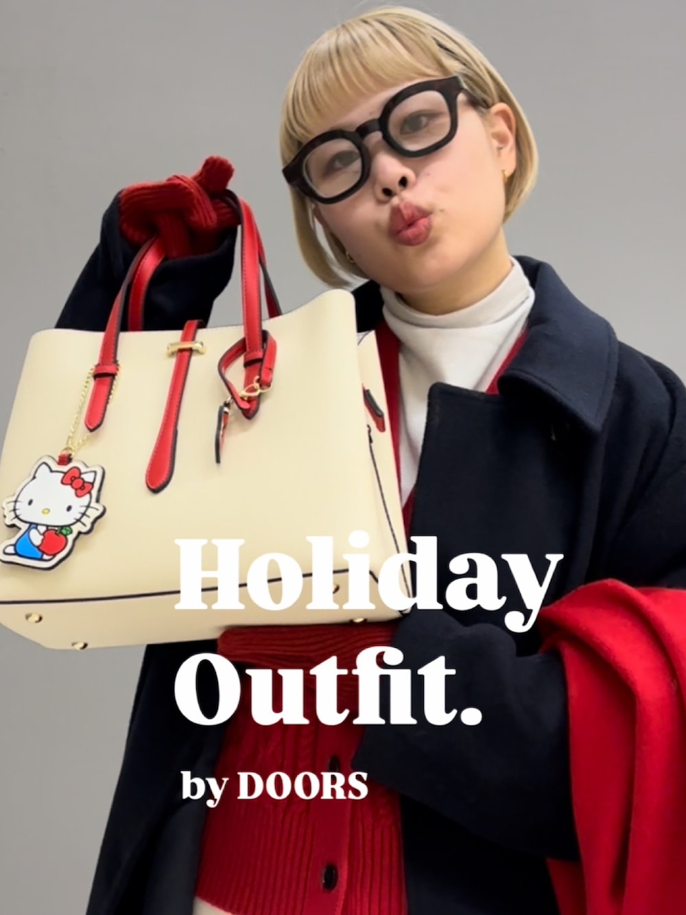 ホワイト系のハンドバッグ、ブルー系のその他アウター、レッド系のストール/ショールを着用したレディースの冬コーディネートの3枚目の写真