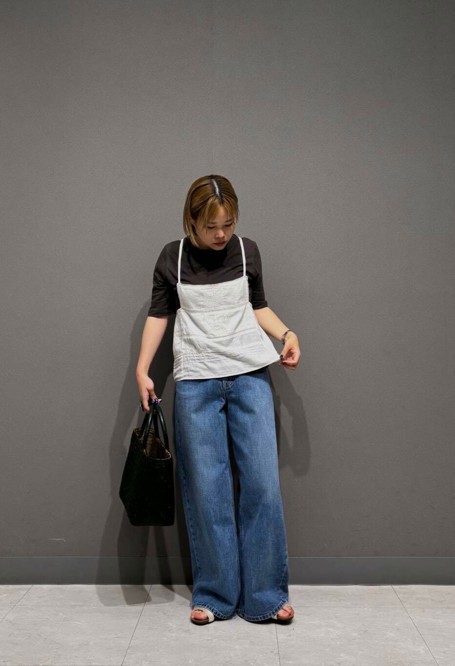 ホワイト系のキャミソール、グレー系のTシャツ/カットソー、ホワイト系のネックレスを着用したレディースの夏コーディネートの2枚目の写真