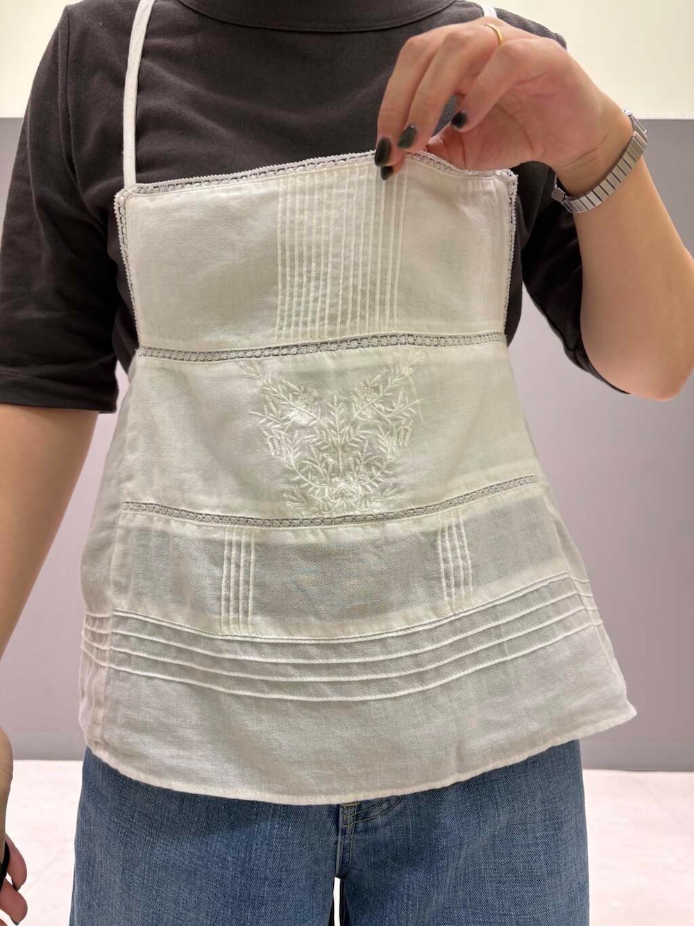 ホワイト系のキャミソール、グレー系のTシャツ/カットソー、ホワイト系のネックレスを着用したレディースの夏コーディネートの6枚目の写真