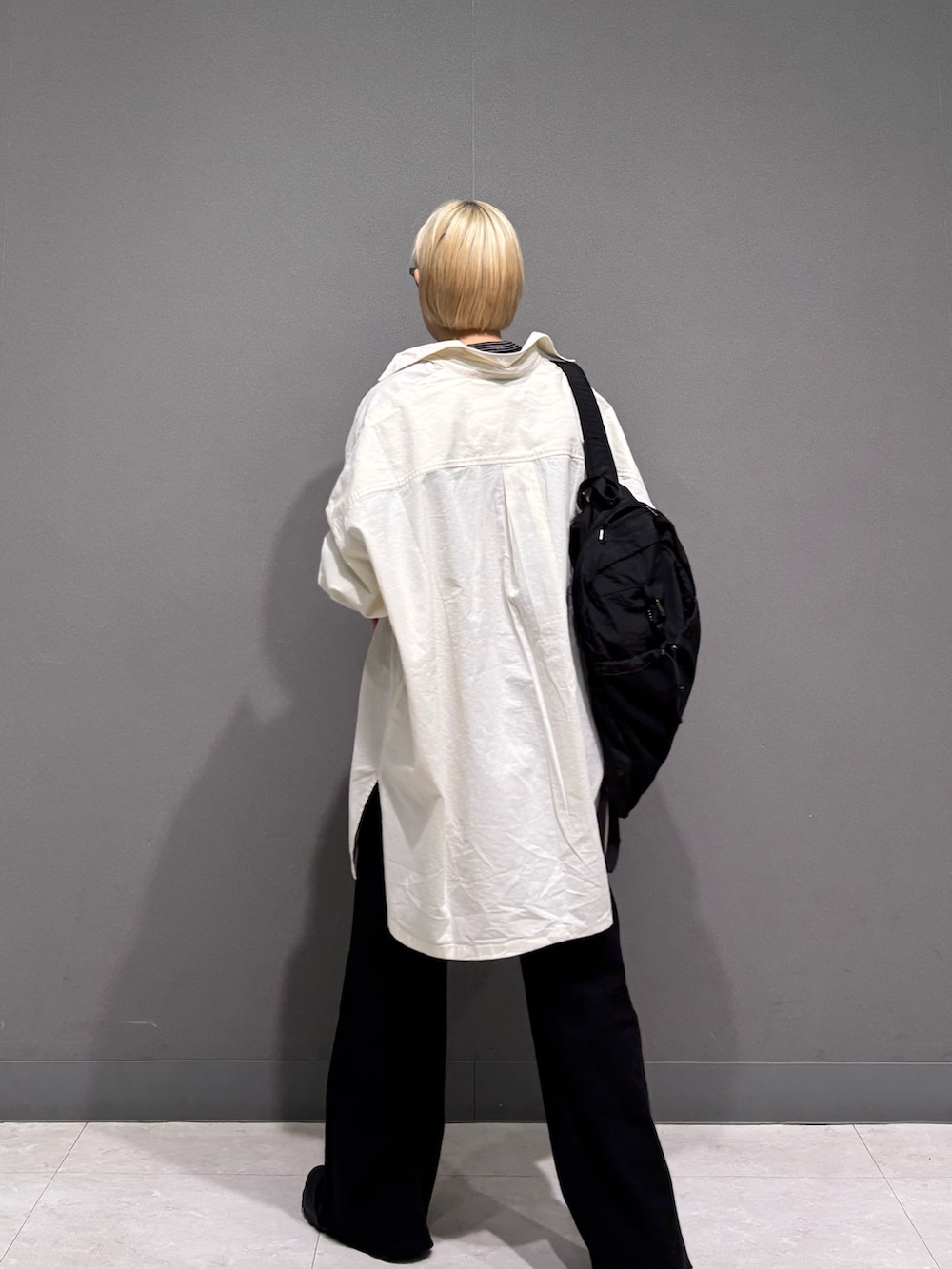 ホワイト系のシャツ/ブラウス、ブラック系のTシャツ/カットソー、ブラック系のその他パンツを着用したレディースの冬コーディネートの4枚目の写真