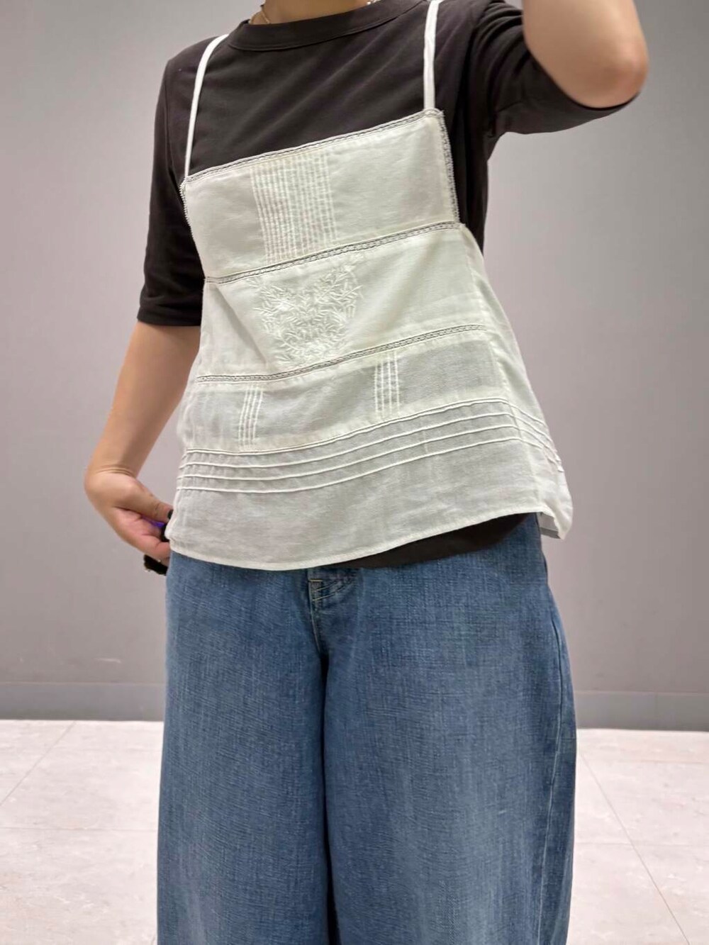 ホワイト系のキャミソール、グレー系のTシャツ/カットソー、ホワイト系のネックレスを着用したレディースの夏コーディネートの5枚目の写真