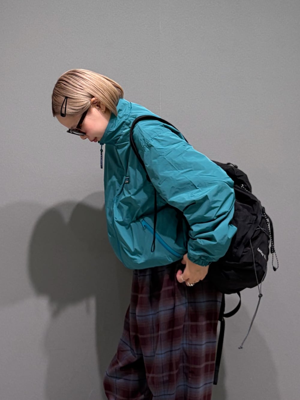 パープル系のその他パンツ、ベージュ系のスニーカー、グリーン系のテーラードジャケットを着用したレディースの秋コーディネートの4枚目の写真