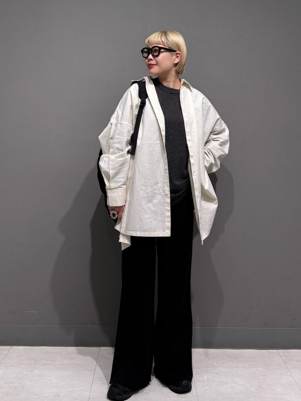 ホワイト系のシャツ/ブラウス、ブラック系のTシャツ/カットソー、ブラック系のその他パンツを着用したレディースの冬コーディネートの2枚目の写真