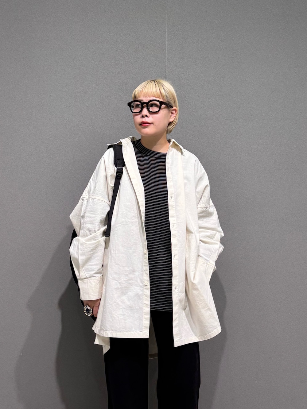 ホワイト系のシャツ/ブラウス、ブラック系のTシャツ/カットソー、ブラック系のその他パンツを着用したレディースの冬コーディネートの3枚目の写真