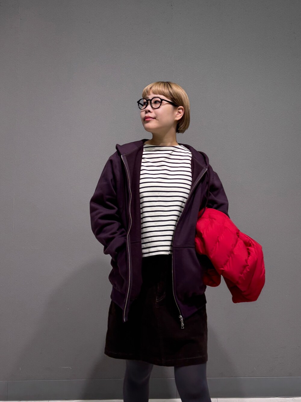 パープル系のパーカー、ホワイト系のTシャツ/カットソーを着用したレディースの秋コーディネートの6枚目の写真