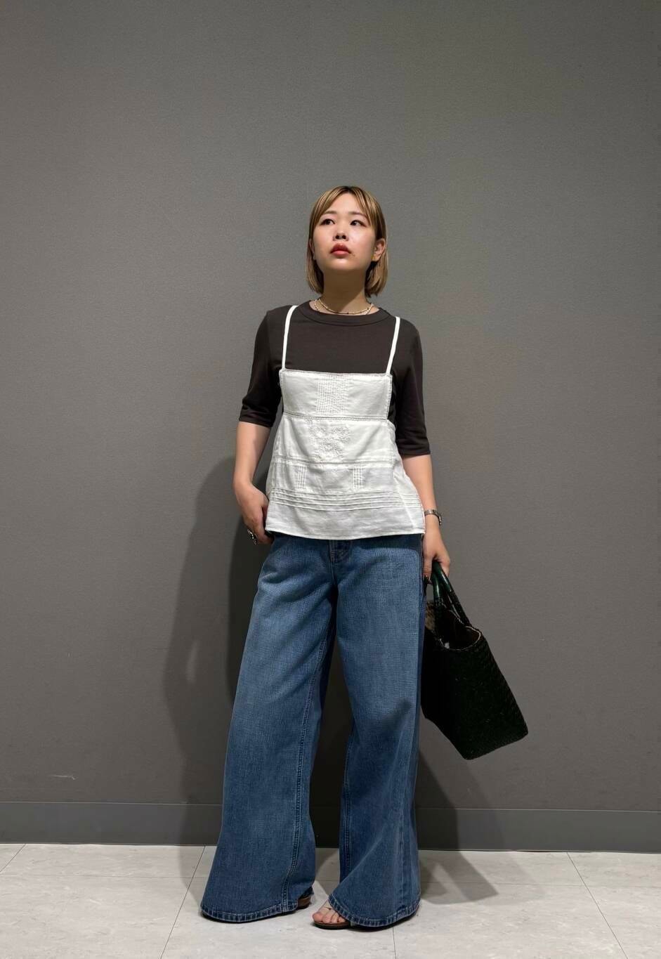 ホワイト系のキャミソール、グレー系のTシャツ/カットソー、ホワイト系のネックレスを着用したレディースの夏コーディネートの3枚目の写真