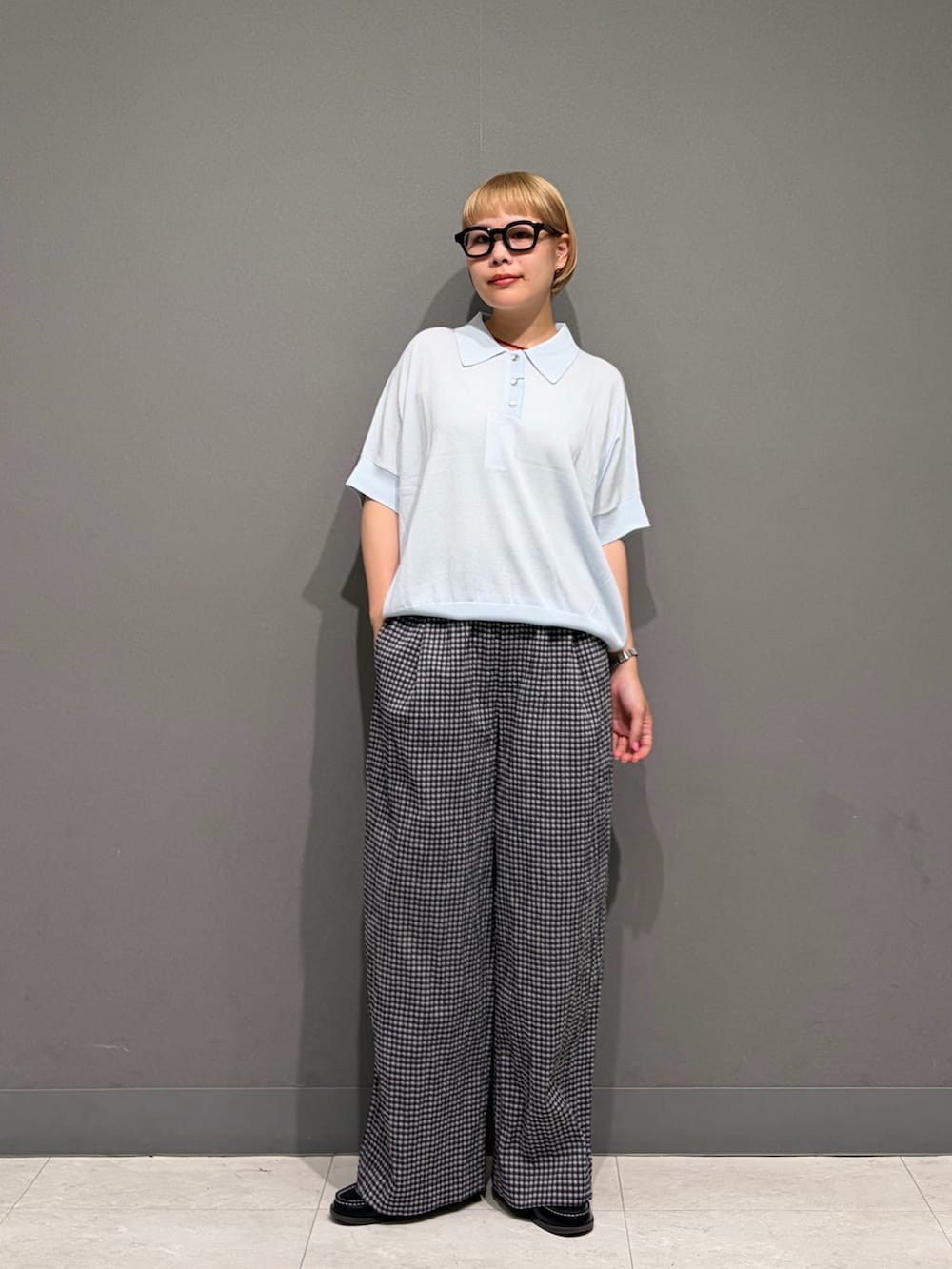 ブラック系のその他パンツ、ブルー系のニット/セーター、シルバー系のアナログ腕時計を着用したレディースの夏コーディネートの3枚目の写真