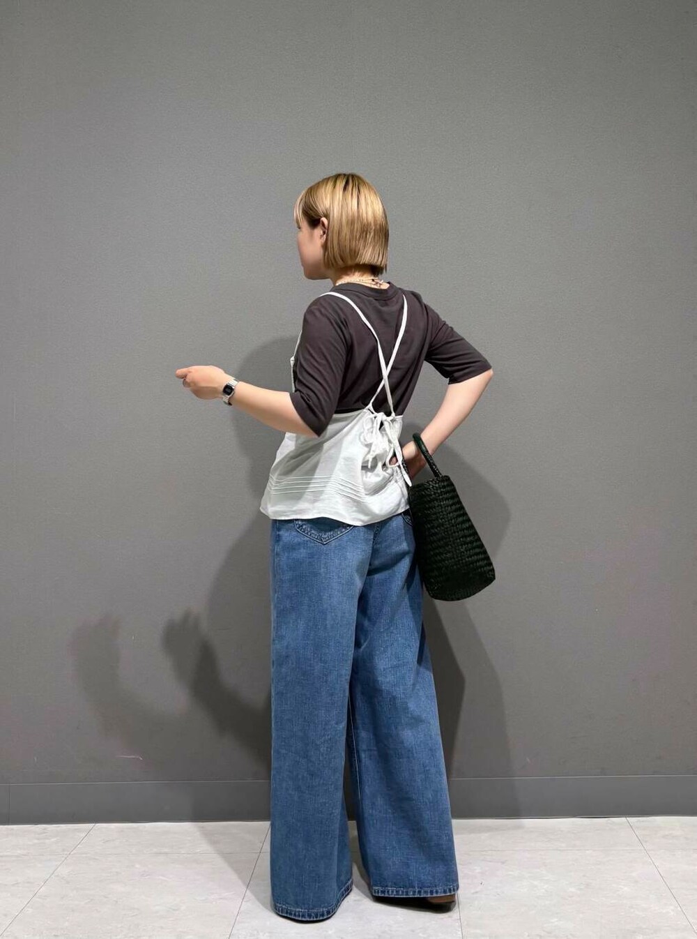 ホワイト系のキャミソール、グレー系のTシャツ/カットソー、ホワイト系のネックレスを着用したレディースの夏コーディネートの4枚目の写真