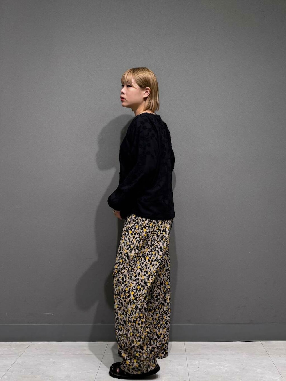 「ママコーデ、ブラウス、フラワープリント、アーバンリサーチドアーズ、doors、低身長コーデ、刺繍ブラウス、30代、柄物、ブルベ夏、骨格ストレート、プリントイージーパンツ、冷感接触、骨スト×低身長、洒落見えイージーパンツ×サンダル」｜「SMELLYのSMELLY so’　cable chain  necklace（ネックレス、シルバー系）」を使った、louisさん（レディース・153cm）の夏コーディネートの3枚目の写真