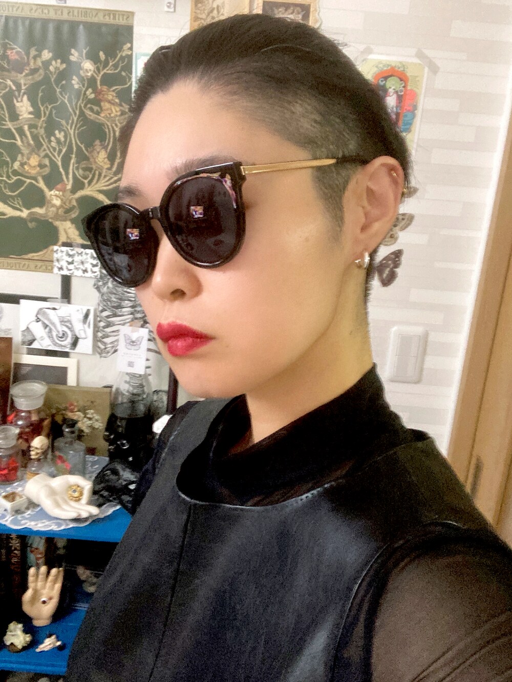 ブラック系のベスト、ブラック系のスラックスを着用したレディースの秋コーディネートの3枚目の写真