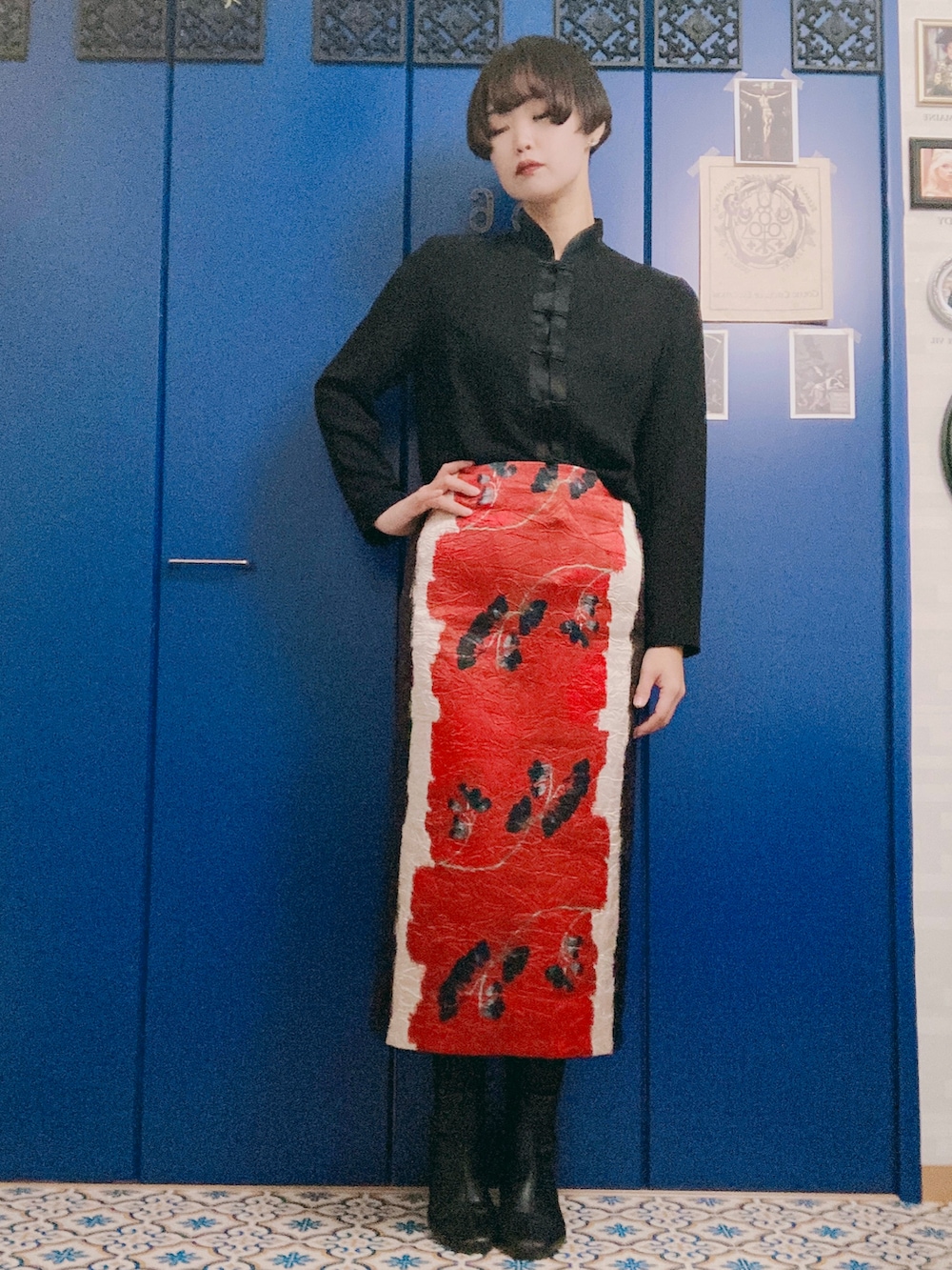 ブラック系のシャツ/ブラウス、レッド系のスカート、ブラック系のブーツを着用したレディースの冬コーディネートの2枚目の写真