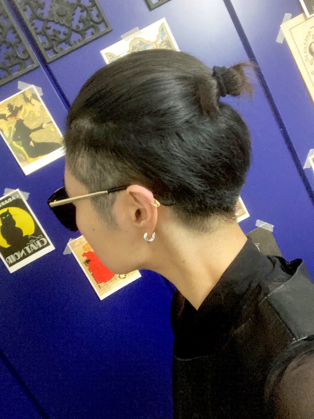 ブラック系のベスト、ブラック系のスラックスを着用したレディースの秋コーディネートの4枚目の写真