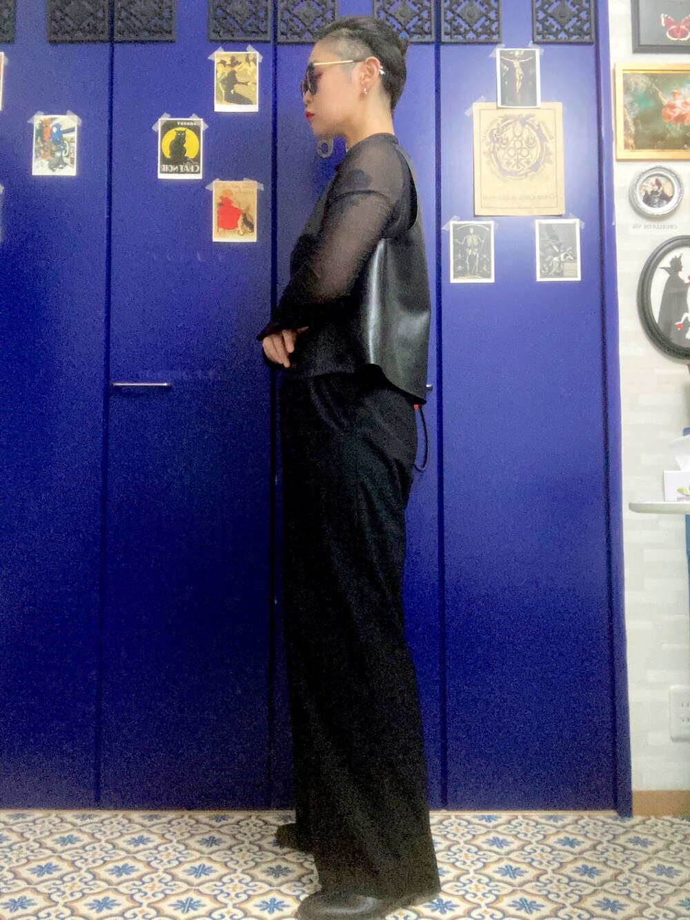 ブラック系のベスト、ブラック系のスラックスを着用したレディースの秋コーディネートの2枚目の写真