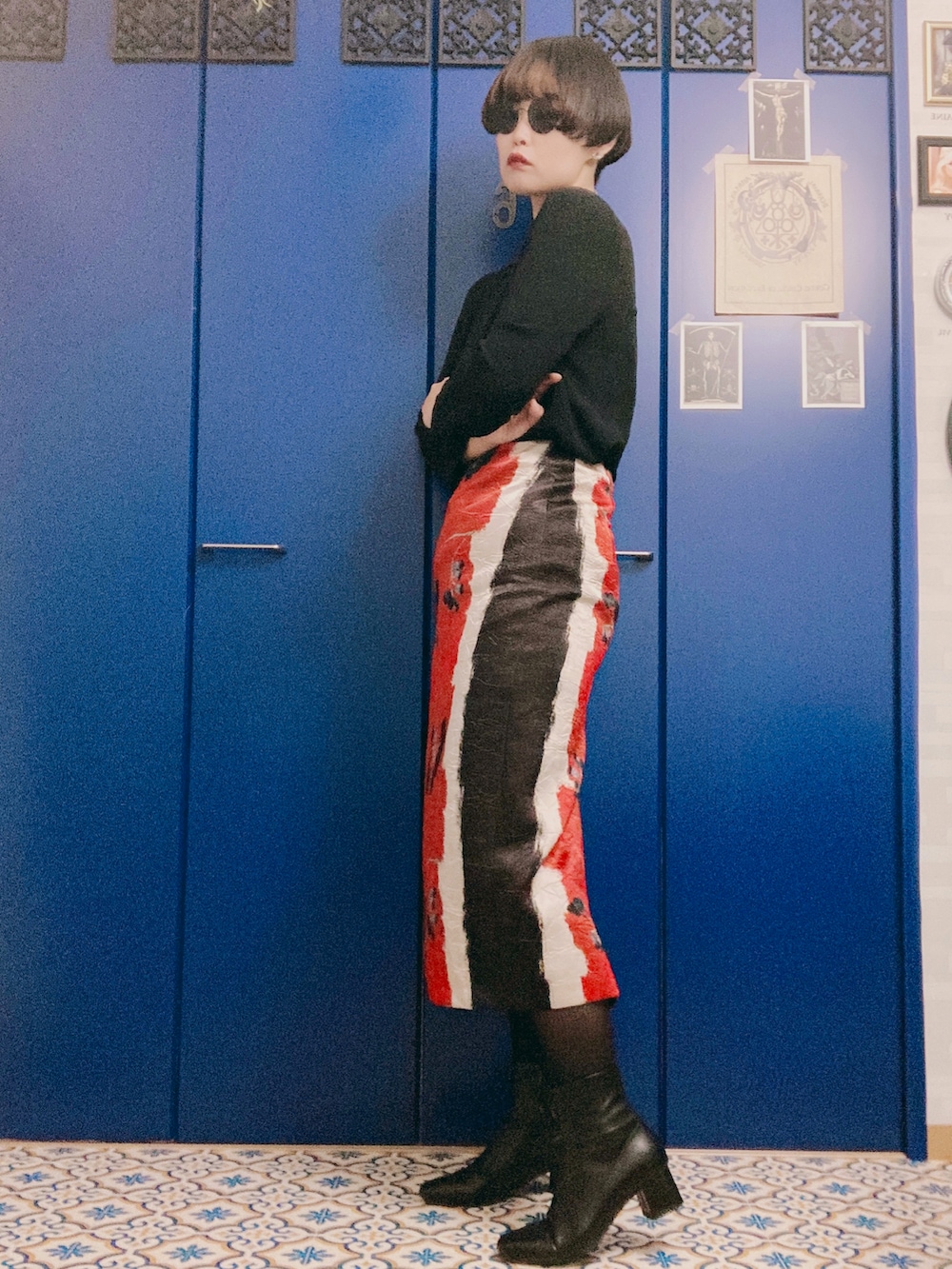 ブラック系のシャツ/ブラウス、レッド系のスカート、ブラック系のブーツを着用したレディースの冬コーディネートの3枚目の写真