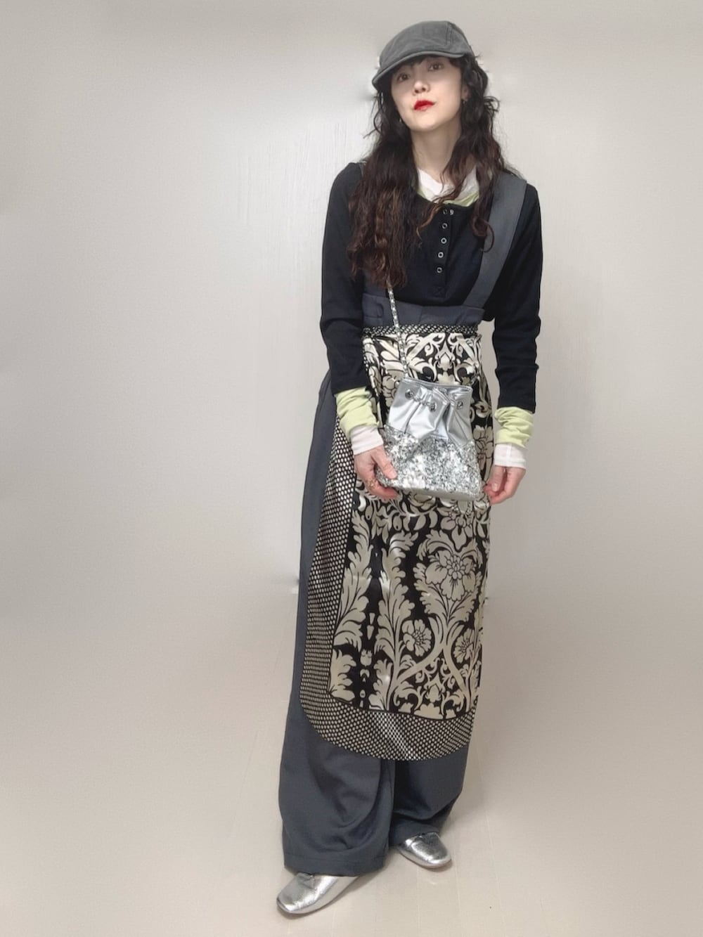 ホワイト系のTシャツ/カットソー、ブラック系のTシャツ/カットソー、グレー系のサロペット/オーバーオールを着用したレディースの春コーディネートの5枚目の写真