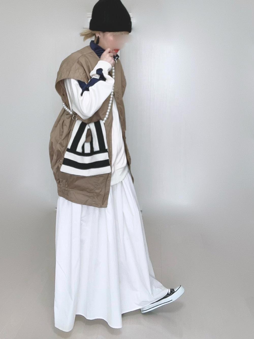 ベージュ系のジャケット/アウター、ベージュ系のジャージ、ホワイト系のショルダーバッグを着用したレディースの冬コーディネートの4枚目の写真