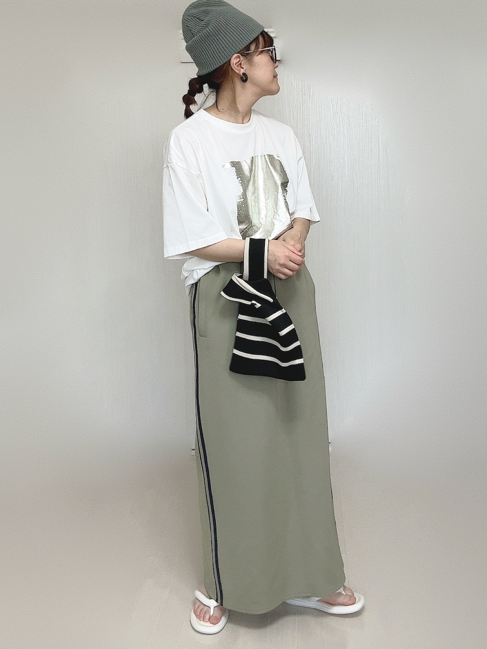 ホワイト系のTシャツ/カットソー、ブラック系のショルダーバッグ、ブルー系のスカートを着用したレディースの夏コーディネートの2枚目の写真