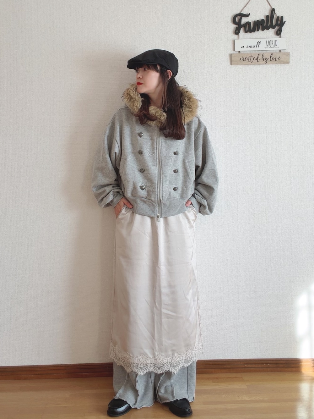グレー系のスウェットパンツ、グレー系のパーカー、ホワイト系のスカートを着用したレディースの秋コーディネートの3枚目の写真