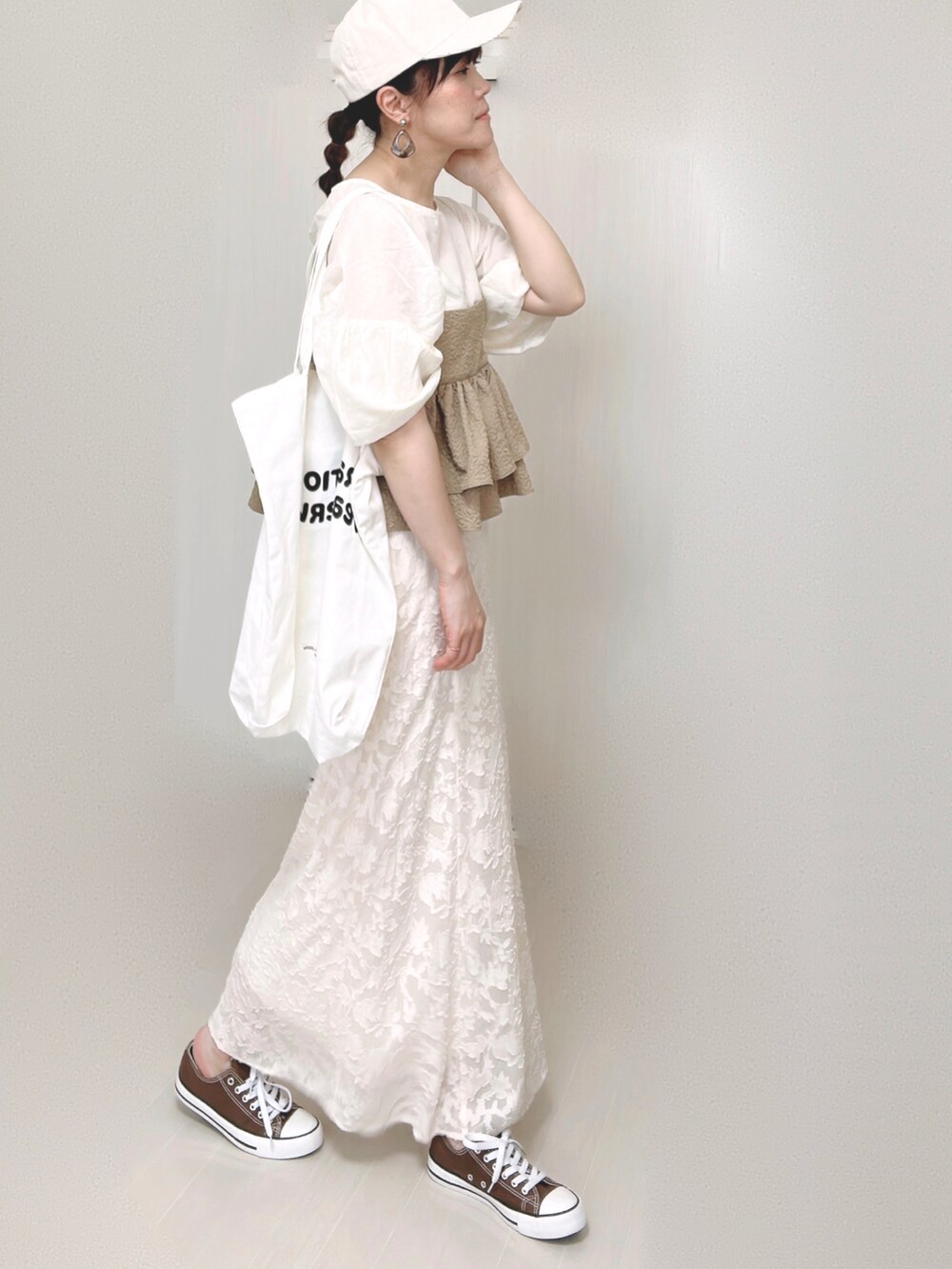 ホワイト系のスカート、ホワイト系のシャツ/ブラウス、ベージュ系のキャミソールを着用したレディースの夏コーディネートの5枚目の写真