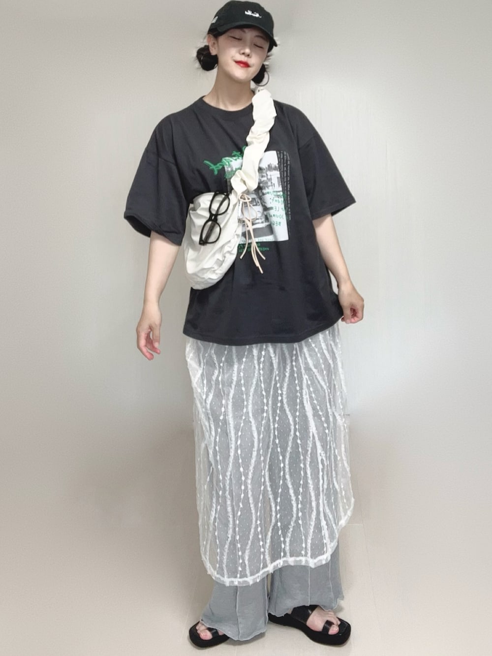 グレー系のTシャツ/カットソー、ブラック系のサンダル、グレー系のスウェットパンツを着用したレディースの夏コーディネートの4枚目の写真