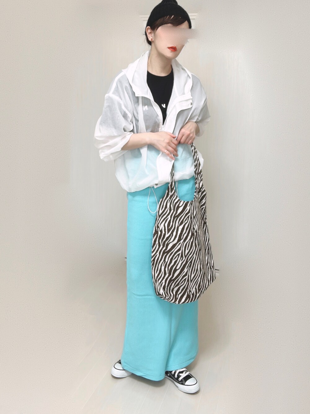 ブラック系のTシャツ/カットソー、ブルー系のスカート、ブラック系のスニーカーを着用したレディースの夏コーディネートの2枚目の写真