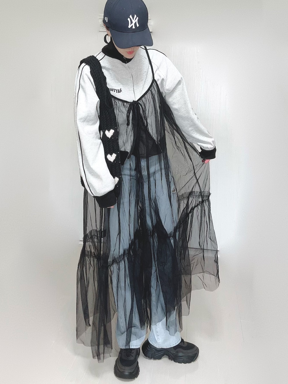 ベージュ系のジャージ、ブルー系のデニムパンツ、ブラック系のスニーカーを着用したレディースの春コーディネートの3枚目の写真