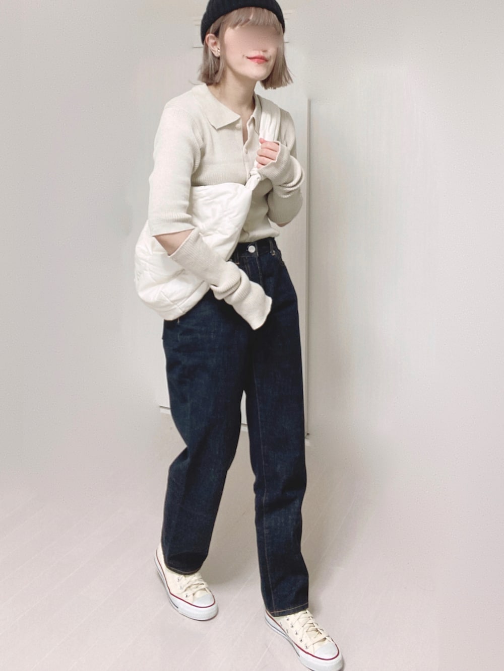 ホワイト系のカーディガン/ボレロ、ホワイト系のショルダーバッグ、ブルー系のデニムパンツを着用したレディースの秋コーディネートの3枚目の写真