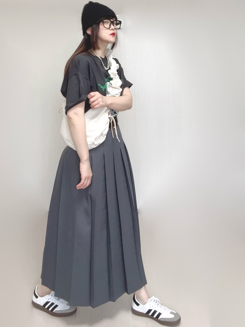 「PR、tiptop、tipコーデ、tiptop_pocket、フォトT、プリーツスカート、ウエストマーク、トートバッグ、ニット帽、adidas、メガネ女子、低身長」｜「tiptopのアソートフォトロゴBIGTシャツ（Tシャツ/カットソー、グレー系）」を使った、Ⓜ︎さん（骨格ウェーブ・レディース・152cm）の夏コーディネートの5枚目の写真