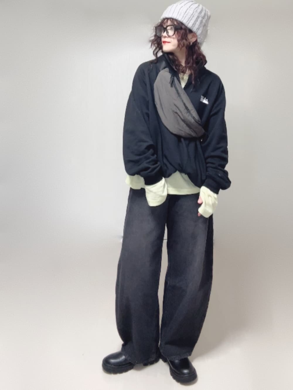 ブラック系のブーツ、イエロー系のTシャツ/カットソー、ブラック系のスウェットを着用したレディースの秋コーディネートの5枚目の写真