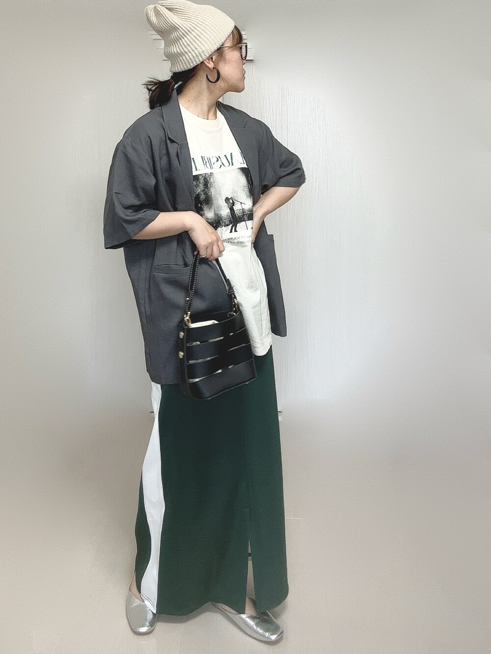 グレー系のテーラードジャケット、ホワイト系のTシャツ/カットソー、ブラック系のショルダーバッグを着用したレディースの夏コーディネートの2枚目の写真